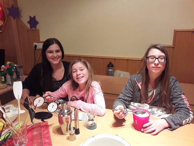 SP Sandra mit Nathalie und Selina beim Blei gießen.