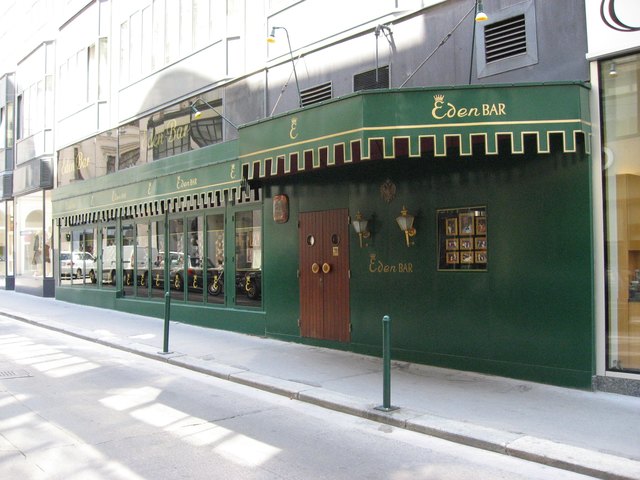 Die Eden Bar ist mehr als 100 Jahre alt. 1974 wurde sie von Nachtklub-König Werner Schimanko übernommen, viele prominente Besucher gingen seitdem ein und aus.