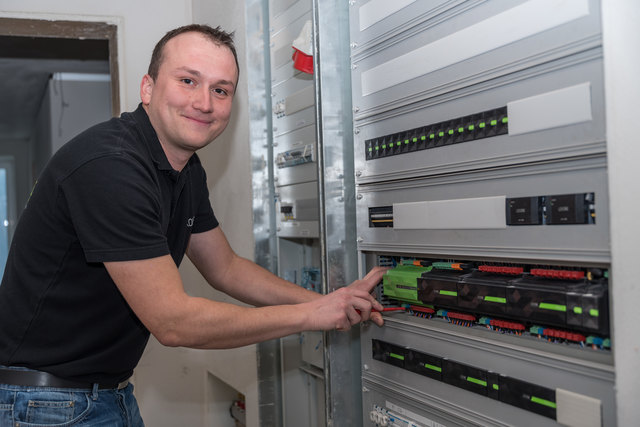 Andreas Felhofer freut sich, den Schritt in die Selbständigkeit gewagt zu haben und legt als engagierter Elektrotechniker fleißig Hand an.