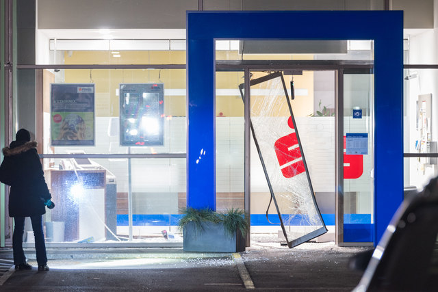 Die Täter beschädigten das Foyer der Bank schwer. | Foto: FOTOKERSCHI.AT/KERSCHBAUMMAYR