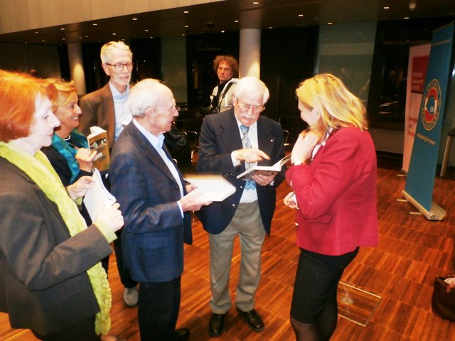 v.l. Bgdr A. Klocker u. Obst W. Klinger (beide Imst) bekamen eine Buchsignatur