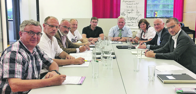 Das parteienübergreifende Arbeitsteam: Gemeindekassier Josef Schwarzenbacher (SPÖ), Gemeinderat Günther Salzger (ÖVP), Gemeinderat Adolf Kovacs (FPÖ), Gemeinderat Alfred Herler (KPÖ), 2. Vizebürgermeister Gerhard Jöchlinger (ÖVP), Bürgermeister Karl Fadinger (SPÖ), 1. Vizebürgermeisterin Barbara Gamsjäger (SPÖ),  Dieter Neger (Rechtsanwalt), Josef Klug (Steuerberater und Wirtschaftsprüfer) (v.l.) | Foto: Marktgemeinde St. Michael