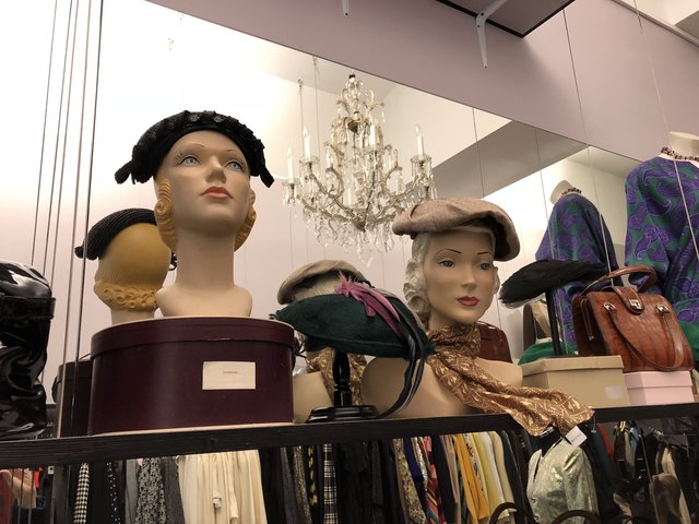 Hutkoffer, Kronleuchter und alte Schachteln - ein Einkauf bei "Fräulein Kleidsam" gleicht einer Zeitreise.