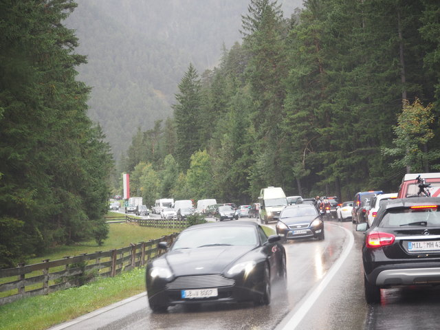 Die vielen Staus entlang der Fernpassstrecke - hier im Bereich des Fernsteinsees - sollen durch neue Tunnelbauten reduziert werden.