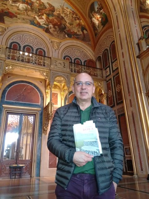 Dr. Robert Streibel in der Ruhmeshalle des HGM