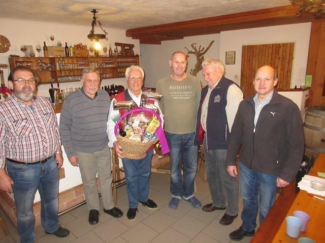 Alfred Schmid feierte seinen 75. Geburtstag mit seinen Fischerkollegen. | Foto: Privat