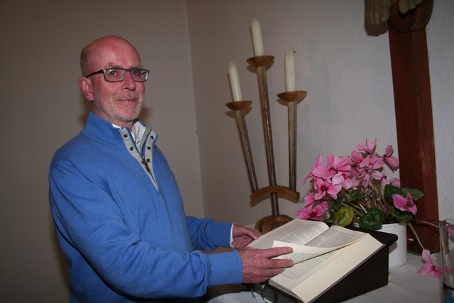 Pfarrer Rolf Engelhardt - hier mit der Bibel am Altar - ist seit 1. Dezember 2017 in Zell am See "stationiert". | Foto: Christa Nothdurfter