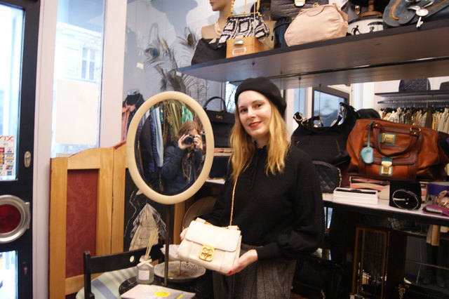 Auch Handtaschen namhafter Desigern bietet Ursula Wagner in ihrem Geschäft an.