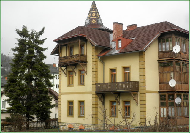 Obwohl er zurzeit ein wenig kopflos zu sein scheint, steht er wie ein Türsteher oder Wächter neben unserem Nachbarhaus.