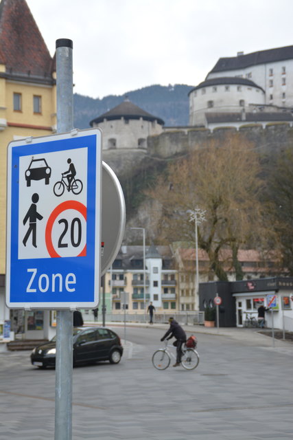 Der neugestaltete Bahnhofsvorplatz ist eine Begegnungszone – "Shared Space".