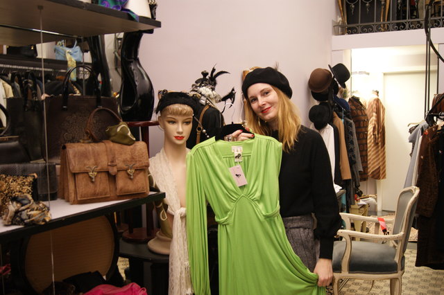 Ursula Wagner präsenstiert ein Kleid aus den Siebzigerjahren unter den wachsamen Augen von Lotte, der Puppenbüste aus Berlin.