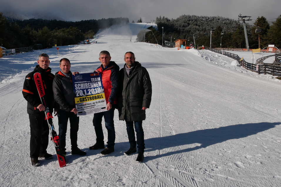 Bernhard Schöpf, Geschäftsführer der Imster Bergbahnen mit den Organisatoren vom „Stammtisch Glenthof“ Norbert Praxmarer, Josef Brandtner und Herbert Lechleitner. (v.l.)