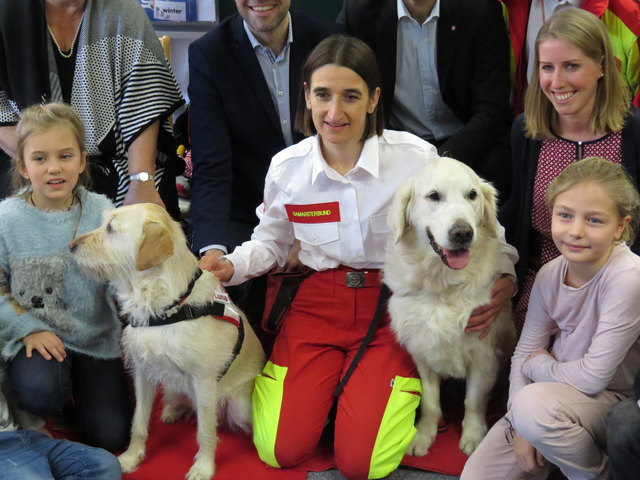 Kuscheln, Knuddeln und den richtigen Umgang mit Hunden lernen die Kinder der Volksschule der Wiener Sängerknaben.