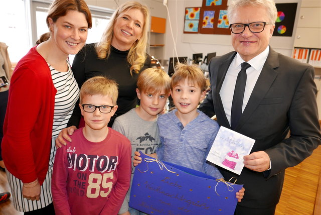 Schüler überreichten Bürgermeister Klaus Luger ihre Pläne für das Areal. | Foto: Gusenbauer