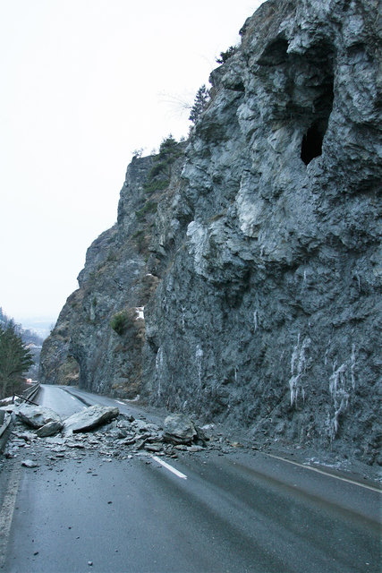 Nach einem Felssturz war die L 76 Landecker Straße gesperrt. | Foto: ZOOM.TIROL