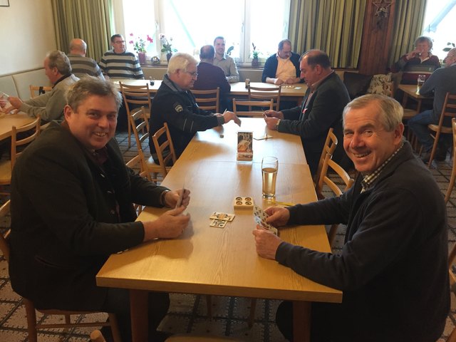 Bürgermeister Ing. Johannes Höfinger und Auferbauer Josef beim harten Kampf