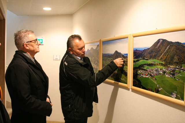 Bürgermeister Josef Wörndl informiert Walter Steidl über den geplanten Eingriff. | Foto: SPÖ Salzburg
