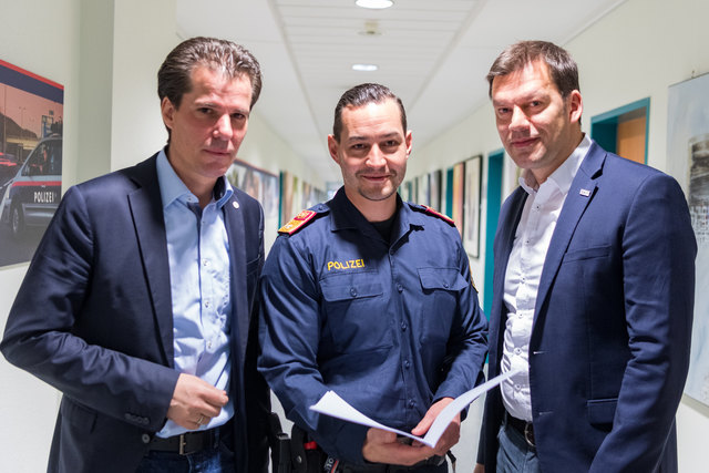 v. l.: Staatsanwalt Philip Christl, Major Michael Hubmann vom Stadtpolizeikommando Linz und David Furtner, zuständig für Öffentlichkeitsarbeit bei der Landespolizeidirektion OÖ | Foto: FOTOKERSCHI.AT/KERSCHBAUMMAYR