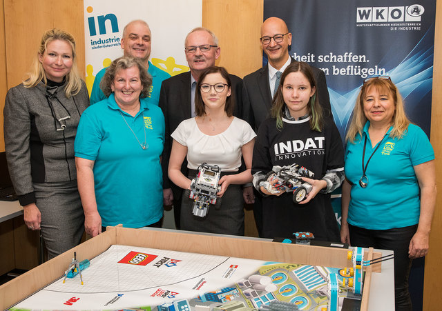 Hinten (v.l.): Michaela Roither (Geschäftsführerin Industriellenvereinigung NÖ), Martin Kaiblinger (BG BRG Lilienfeld), Peter Lafite (Direktionsrat Sparkasse Niederösterreich Mitte West AG) und Johannes Schedlbauer (WKNÖ-Spartengeschäftsführer NÖ Industrie),
Vorne (v.l.): Renate Langsam (BRG BORG St. Pölten), Selina Pletterbauer (PTS Herzogenburg), Sabrina Schalhas (BG BRG Lilienfeld) und Erika Schreiber (Verein „robotix4me“). | Foto: WKNÖ/Kraus