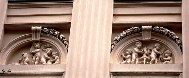 Und an der rechten Hausseite die beiden letzten Bögen, einer leider nicht mehr ganz vollständig!