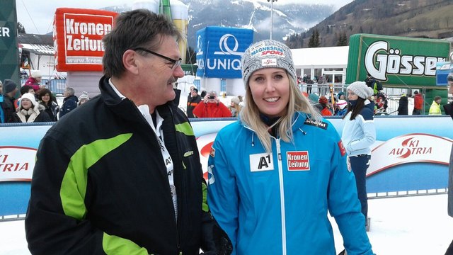 WOCHE-Mitarbeiter Peter Tiefling mit Cornelia Hütter im Gespräch in Bad Kleinkirchheim