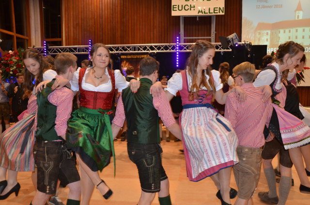 Die Volkstanzgruppe der Schüler der Kirchberger Abschlussklassen und der Fachschule Vorau sorgten für einen gelungenen Auftanz. Mehr Bilder unter www.woche,at. | Foto: KK