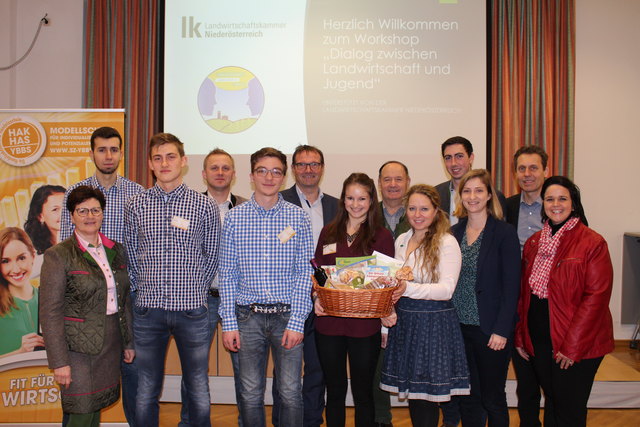 Dialog zwischen Landwirtschaft und Jugend: 
vorne v. l.: Bezirksbäuerin Elisabeth Schwameis, Projektteam: Manuel Brankl, Michael Möser, Johanna Köll, Gebietsbäuerin Silke Dammerer, DI Julia Scharner, Projektcoach Barbara Mittmasser 
hinten v. l.: Projektteam Lukas Siebenhandl, Ing. Markus Brankl, Schulleiter MMag. Rainer Graf, Bezirksbauernratsobmann ÖkR Franz Haberfellner, Junglandwirt Alexander Bernhuber, Kammersekretär Dr. Martin Auer.