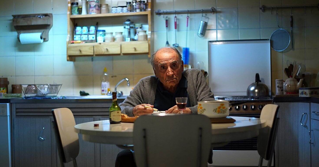 Altstar Claude Brasseur spielt den mürrischen, alten Monsieur Henri, der allein in seiner Pariser Albauwohnung lebt.