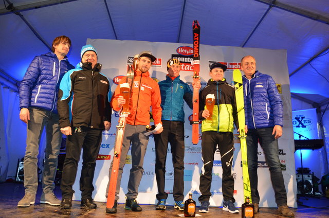 Die Sieger der Mountain Attack-Tour 2018: Der Sieger der Mountain Attack-Tour Armin Höfl (4.v.li.), der Zweitplatzierte Daniel Zugg (3.v.li.) und der Drittplatzierte Alexander Brandner aus Bischofshofen (5.v.li.) mit Sponsoren.
