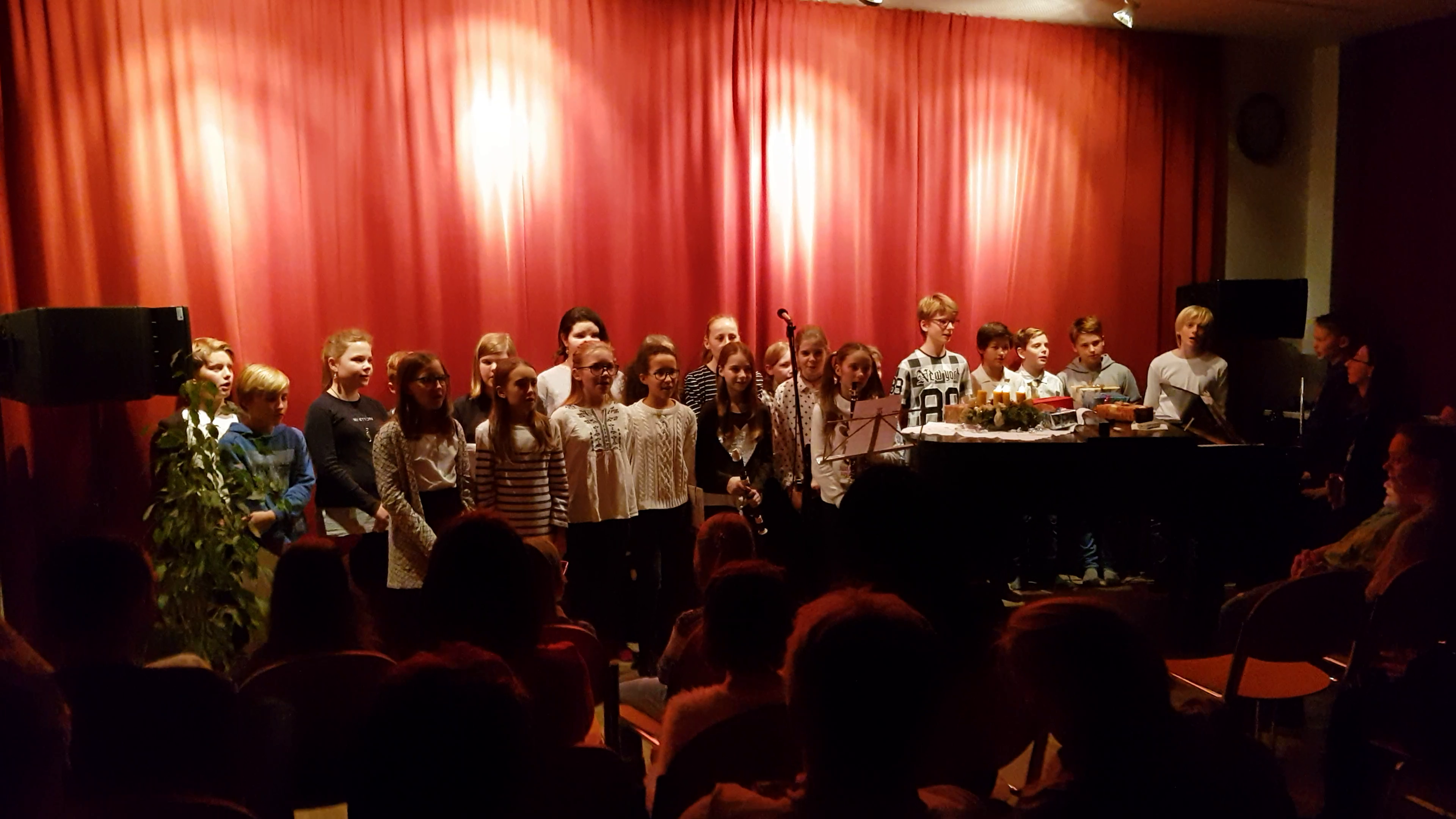 Die Schüler boten eine wundervolle Gesangsleistung.
