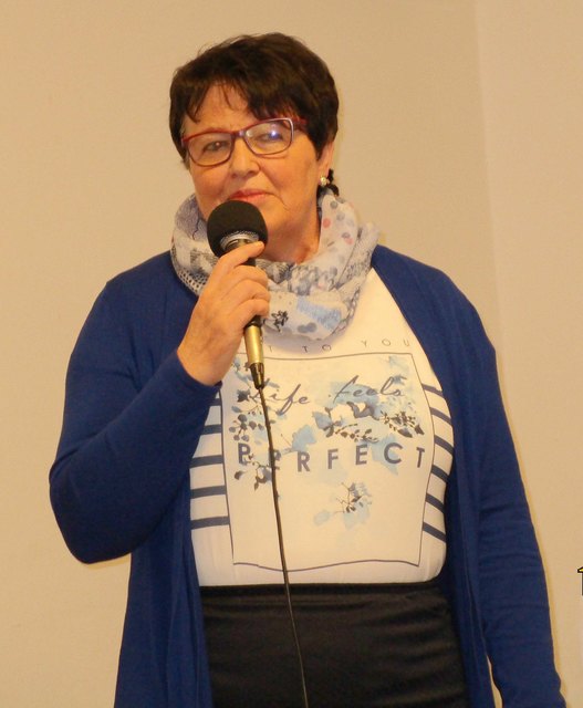 Die Obfrau der Goldhauben in St. Peter, Fr. Erika Hinterleitner, bemüht sich, die Aufbauarbeit von Karl Mittermayer in Tansania fortzusetzen.