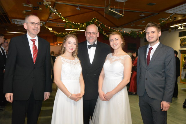 BG/BRG Direktor Martin Steiner (l.) mit zwei Maturantinnen und den Klassenvorständen Johann Haider (M.) und Joachim Maderer (r.).