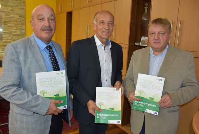 Das neue LFI-Bildungsprogramm stellten Präsident Franz Stefan Hautzinger, Kammerdirektor Otto Prieler und LFI-Geschäftsführer Johann Pötz vor. | Foto: Landwirtschaftskammer