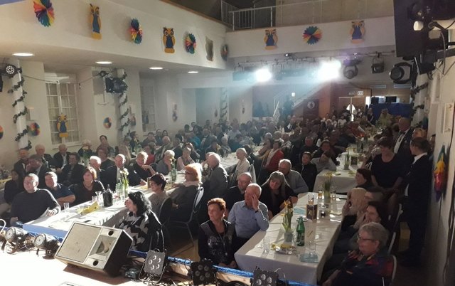 .. vollbesetzter Schloss-Saal ..