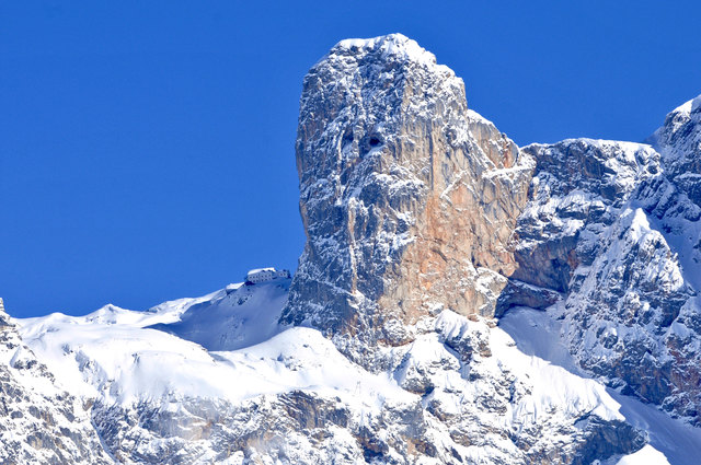 Wie ein Gesicht mit zwei Augen präsentiert sich der winterliche Sommerstein auf der Ramseiderscharte. Mehrere genussvolle Kletterrouten führen durch die Wänden dieses Turmes.