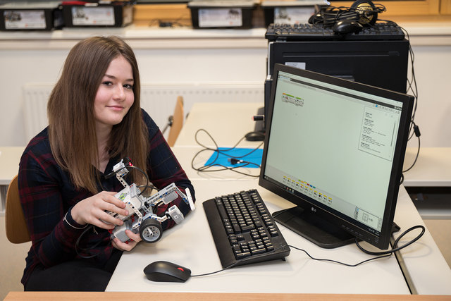 Nadine präsentierte den neuen Gegenstand "Robotik". | Foto: BORG/HAS Jennersdorf