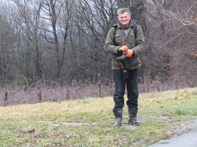 Rudolf Himler geht schon das Baumschneiden an.