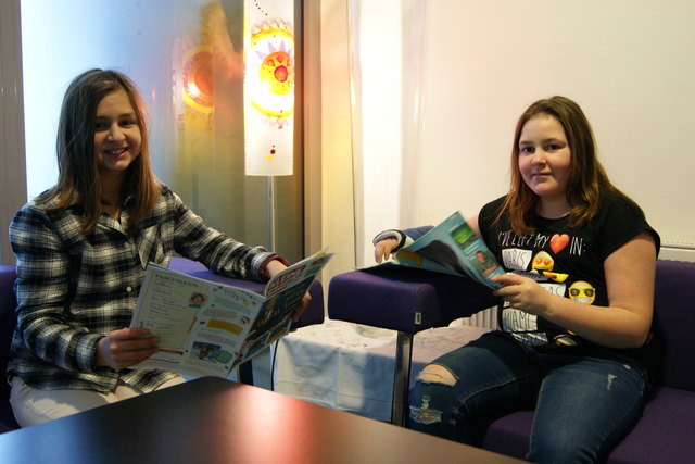 Rundgang mit Sophie und Vici in der und um die Schule