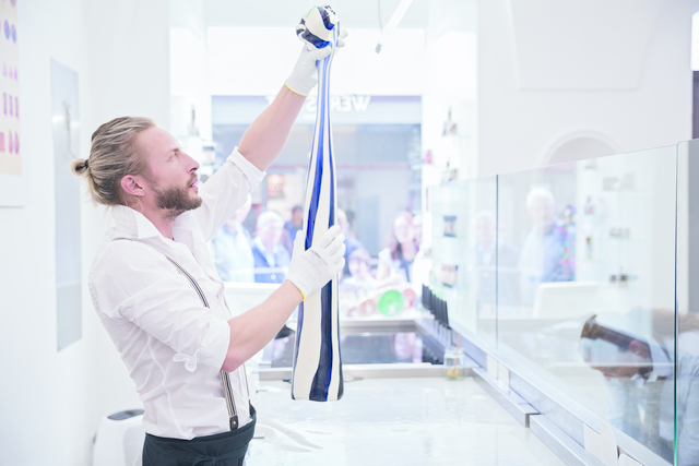 Christian Mayer im Schaubetrieb im Hochhaus in der Herrengasse. | Foto: Zuckerlwerkstatt