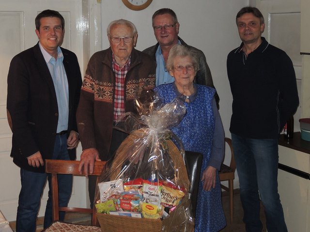 Ewald Bürger, Johann und Maria Schlögl, Johann Stifter und Rudolf Schlögl. | Foto: Foto. privat