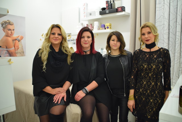 Stefanie Knar (2. von links) geht die perfekte Symbiose mit dem Team von Haar Scharf ein.