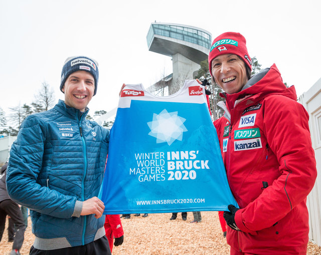 v.l.n.r.: Simon Ammann und Noriaki Kasai freuen sich besonders auf den Skisprung-Bewerb der WWMG 2020