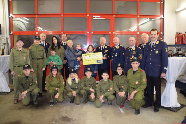 Übergabe: Bezirksfeuerwehrkommandant Wolfgang Weißhaupt (Vierter rechts hinten) mit der Feuerwehrjugend | Foto: Mörth