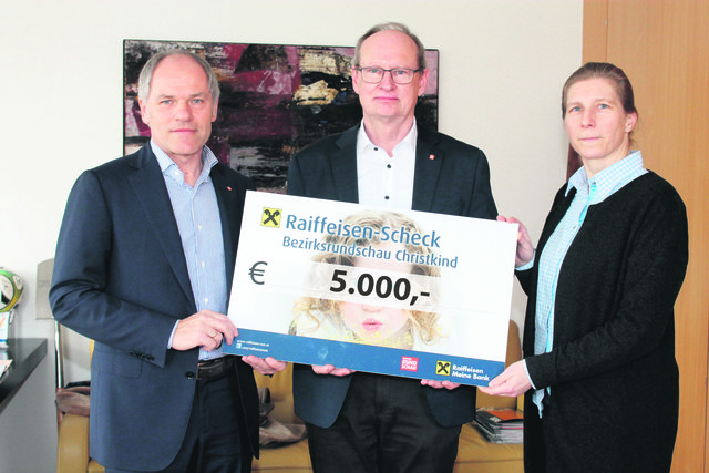 Manfred Zauner und Franz Maurer von Zaunergroup Wallern mit BezirksRundschau-Geschäftsstellenleiterin Constance Haslberger.