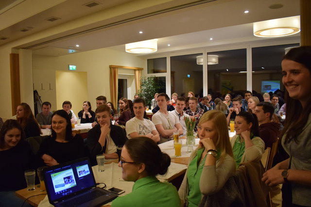 Gespannte Aufmerksamkeit beim Ortsgruppen-Treffen der Landjugendlichen. | Foto: LJ