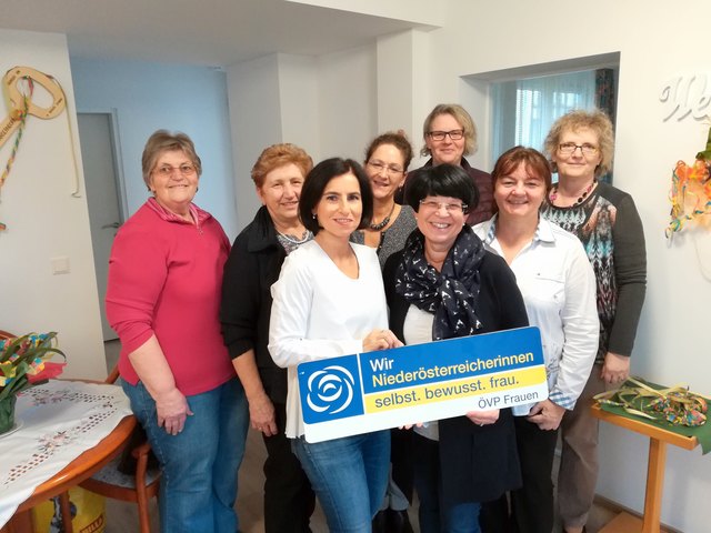 Bezirksbuerin Christine Zimmermann und Frau-in-der-Wirtschaft-Chefin Dagmar Frster luden ihr Klientel ein, Gemeinsamkeiten zwischen Wirtschaftsfrauen treffen Buerinnen - Gnserndorf