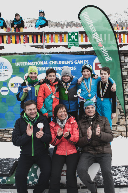 LH Günther Platter, Olympiasiegerin Rosie Mittermaier und ÖOC-Präsident Karl Stoss bei der Medaillenübergabe an die Erstplatzierten der Tiroler Schulwinterspiele 2016