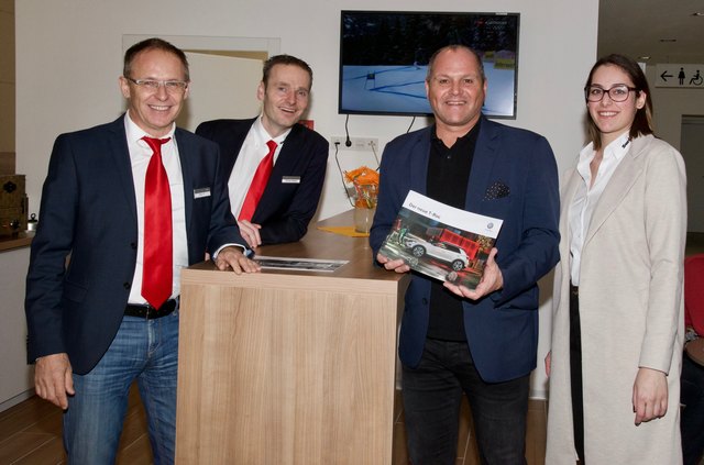 v.l.n.r. Verkaufsleiter Bernhard Leimlehner, Niederlassungsleiter Thomas Schwarz, Bgm. Alois Schroll und Assistentin Nicole Reiter