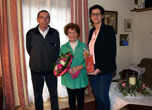 Renate Gruber (r.) gratuliert Waltraud Bläumauer (M.) zum Geburtstag und ihrem Gatten Josef (l.). | Foto: Marktgemeinde Gaming