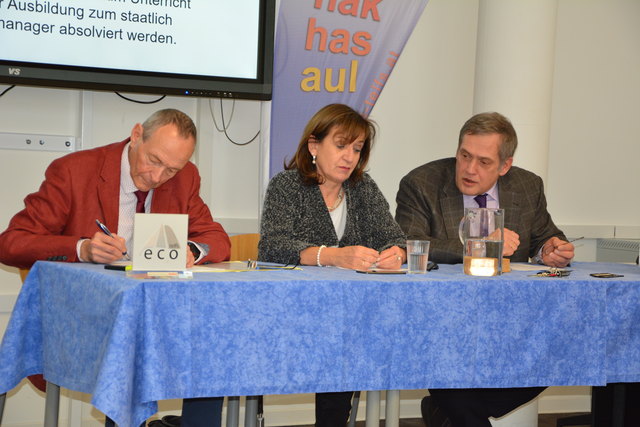 V.r.: HR Mag. Dr. Wolfgang Haupt, Direktor der BHAK/BHAS Telfs, Bildungslandesrätin HR Dr. Beate Palfrader und HR Mag. Christoph Mayer, Landesschulinspektor für das kaufmännische Schulwesen, präsentierten den neuen Ausbildungsschwerpunkt „HAK für Sport- und Eventmanagement“.